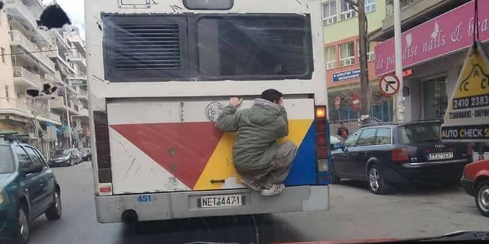 Απίστευτο: Νεαρός «κρεμάστηκε» πίσω από λεωφορείο στη Θεσσαλονίκη (εικόνα)